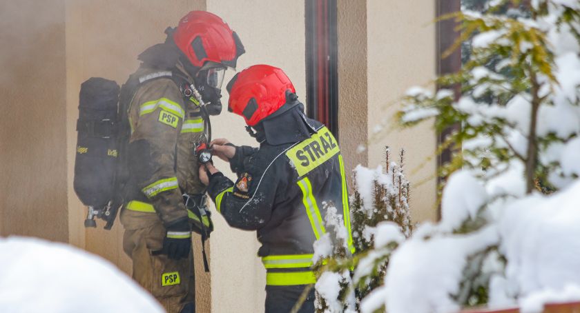 Pożar w Staniszowie. Z ogniem walczyło 10 jednostek straży pożarnej.
