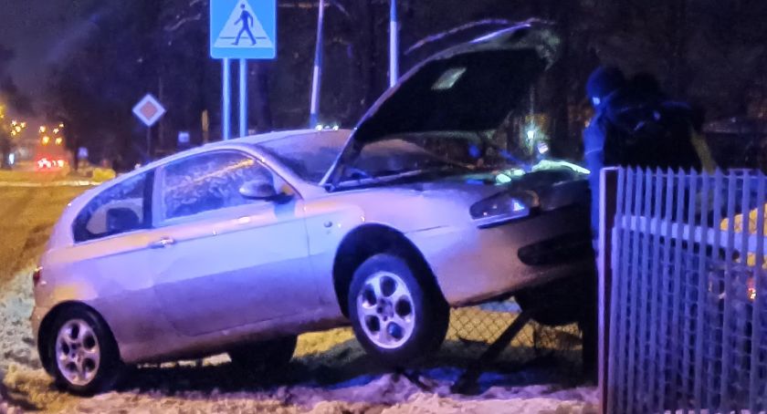Alfa Romeo na ogrodzeniu