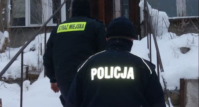 Kolejne dni mrozów. Na pomoc bezdomnym ruszyli mundurowi ze Szklarskiej Poręby.