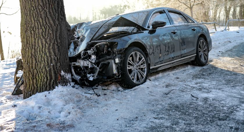 Ślisko na drogach w regionie! Audi rozbite na drzewie.