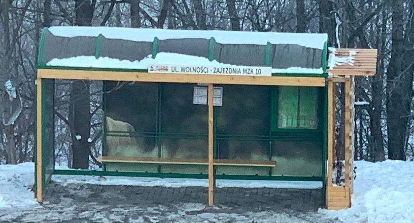 Zniszczyli wiatę przystanku...