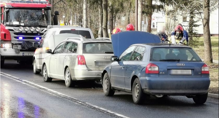 Zderzenie trzech aut na Podgórzyńskiej. Utrudnienia w ruchu. 