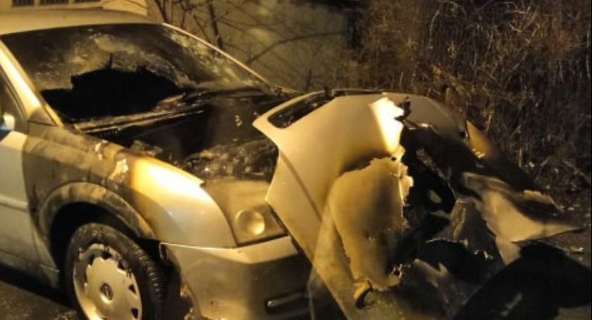 W nocy na ul. Wolności w Jeleniej Górze płonął samochód