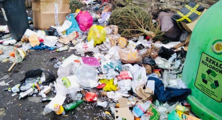 Jelenia Góra - ciężka praca ładowacza. Zastawione gniazda i bałagan to codzienność...