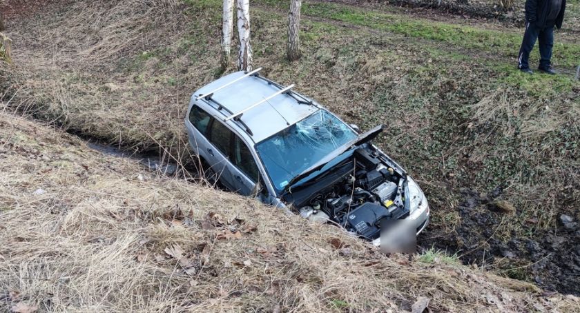Siedlęcin - Ford wpadł do głębokiego rowu.