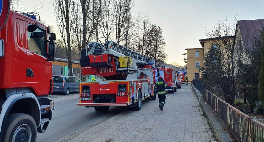 Piechowice: Zadymienie mieszkania. Siedem zastępów straży pożarnej w akcji.