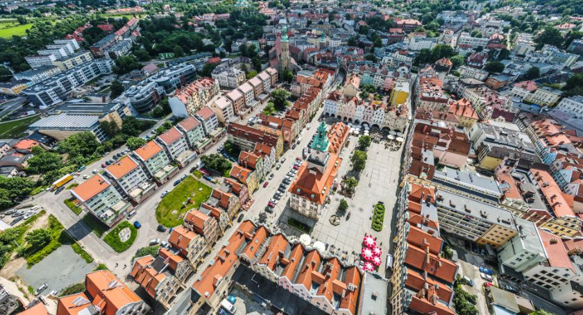 Jelenia Góra - idzie wiosna, ruszają inwestycje.