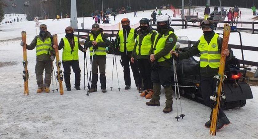 Jeleniogórscy policjanci we wspólnym patrolu narciarskim ze strażnikami KPN dbali o bezpieczeństwo na stoku i górskich szklakach w Szklarskiej Porębie.