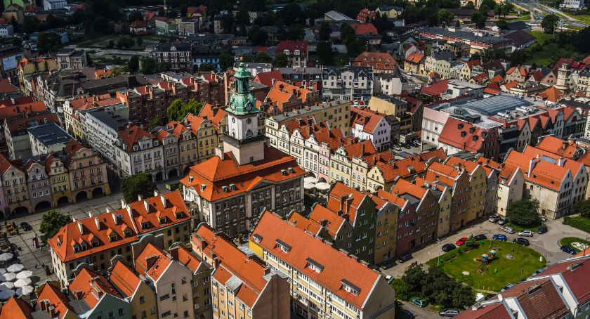 Milion złotych mniej dla Jeleniej Góry. MEN - subwencja została wyliczona prawidłowo.
