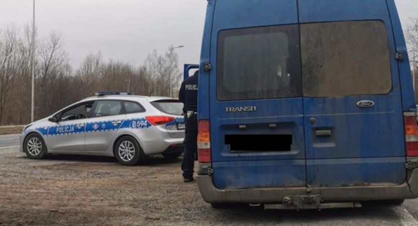 Kierowcy dwóch pojazdów musieli wezwać lawety. Jeden przeładowany o ponad 0,5 tony, a drugi holowany omal się nie zapalił.