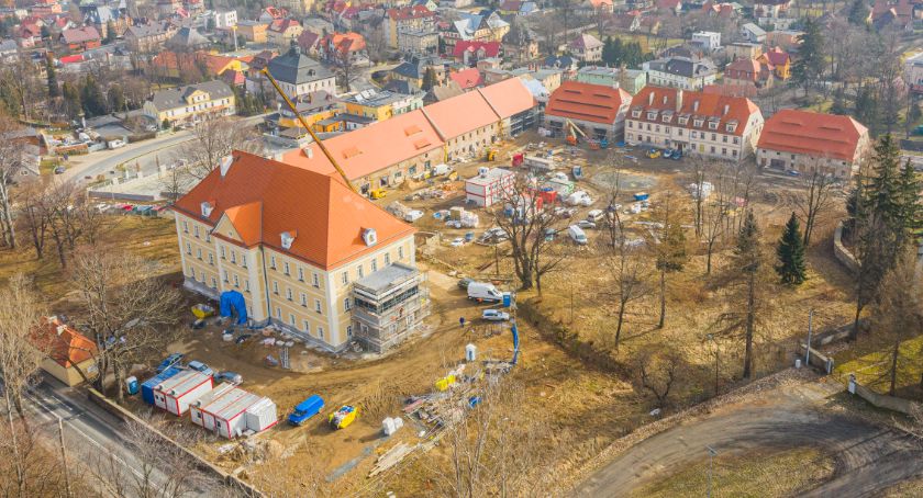 Imponujące tempo prac w Centrum Muzealno-Edukacyjnym KPN w Sobieszowie
