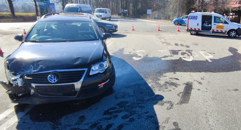 Zderzenie dwóch aut w Kowarach. Jedna osoba trafiła do szpitala.