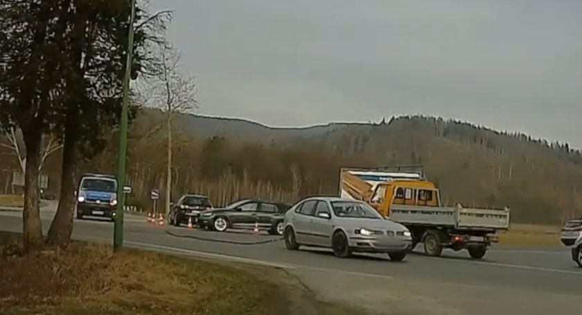 Kierowca zapomniał odłączyć przewód od tankowania LPG i pojechał - zobacz video