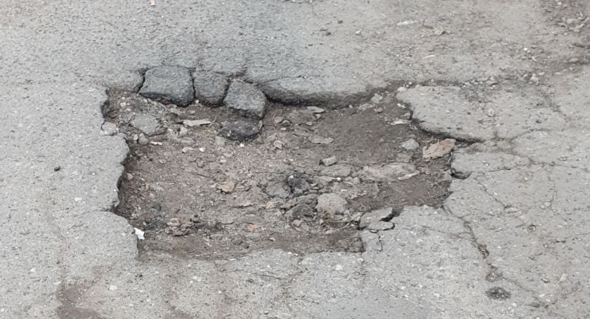Ulica Bohaterow Września jest w fatalnym stanie. Mieszkańcy mają tor przeszkód zamiast normalnej drogi.