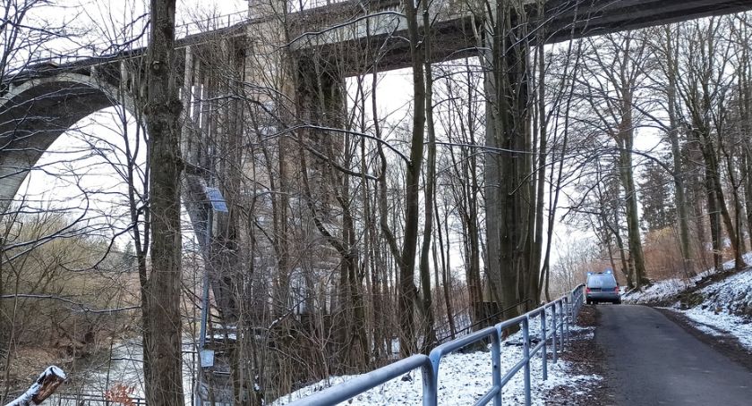 Jelenia Góra - 39-latek spadł z wiaduktu nad Bobrem. Jego stan jest ciężki.