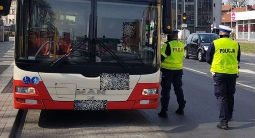 Policjanci sprawdzali czy w autobusach przestrzegane są obostrzenia