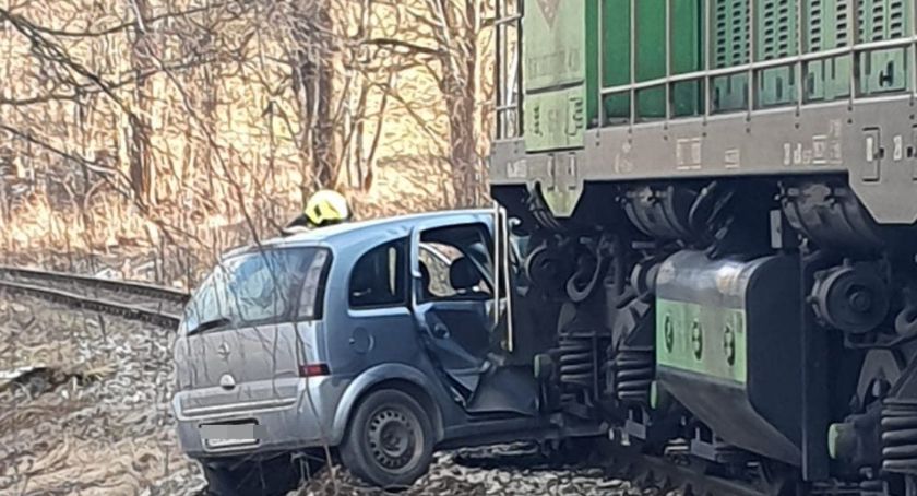 Wjechała samochodem wprost pod pociąg towarowy