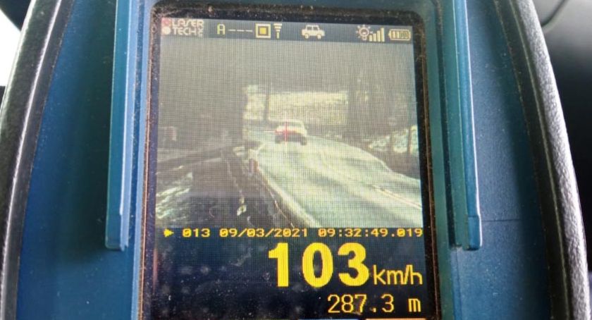 Pędził 103 km/h w terenie zabudowanym. Stracił prawo jazdy