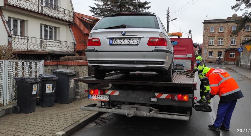 Kolejne wraki znikają z ulic