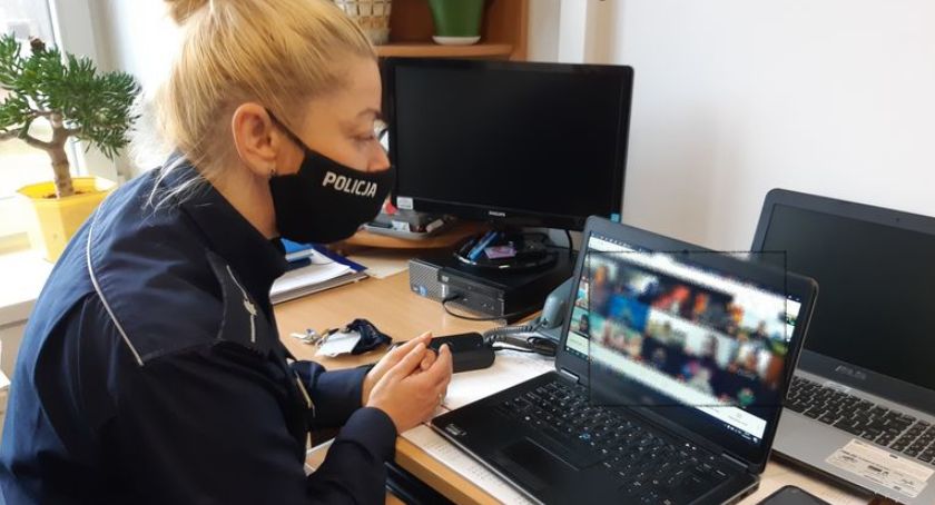 Wirtualne spotkanie jeleniogórskiej policjantki z uczniami