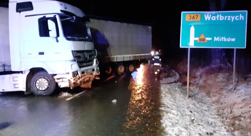 Tir zablokował drogę w Mysłakowicach