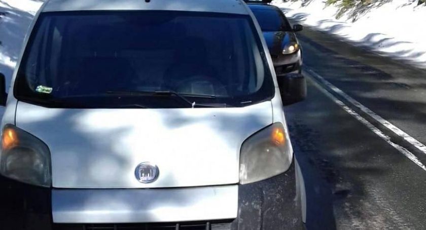 Spał w aucie na środku drogi. Interweniowali saperzy