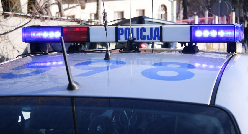 Metodą na policjanta wyłudzili pieniądze od seniorki z Jeleniej Góry.