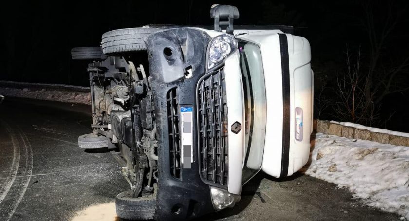 Na Zakręcie Śmierci przewrócił się dostawczy bus