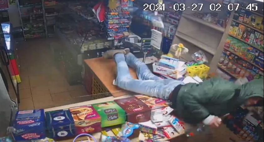 Włamał się do sklepu by ukraść dwie butelki wódki. Zobacz nagranie!