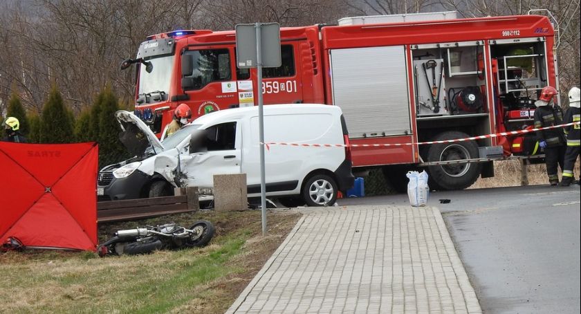 Wypadek w Mysłakowicach. Nie żyje młody motocyklista. 