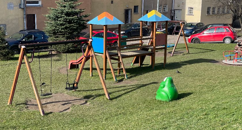 Nowe ogrodzenia placów zabaw