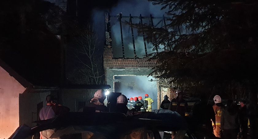 Nocny pożar w Kromnowie. Spłonął garaż i samochód osobowy