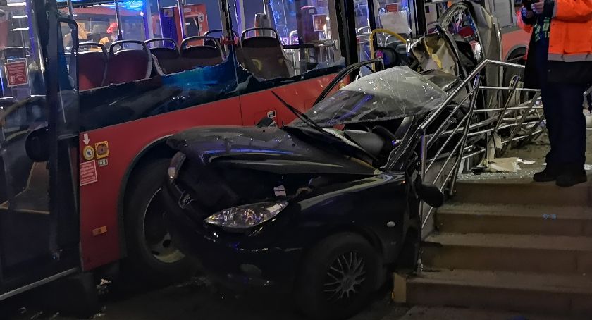 Autobus MZK staranował auto osobowe