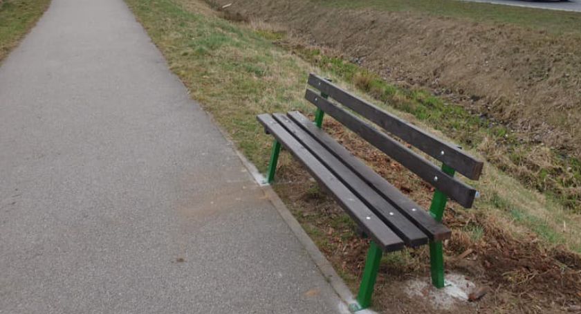 Przy ścieżkach rowerowych pojawiły się ławki