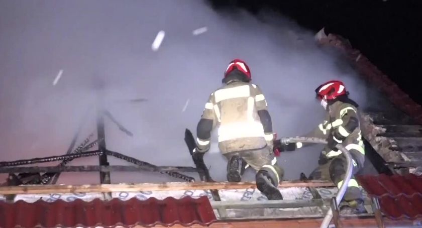 Spłonął dach budynku. Na szczęście nikt nie ucierpiał
