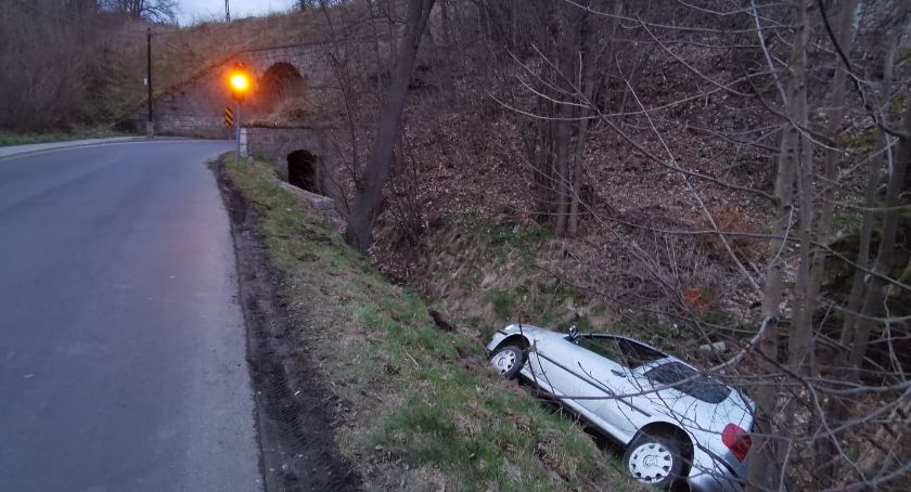 W Goduszynie volkswagen wypadł z drogi