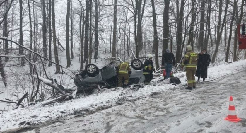 Audi dachowało niedaleko Mysłowa. Dwie osoby ranne.