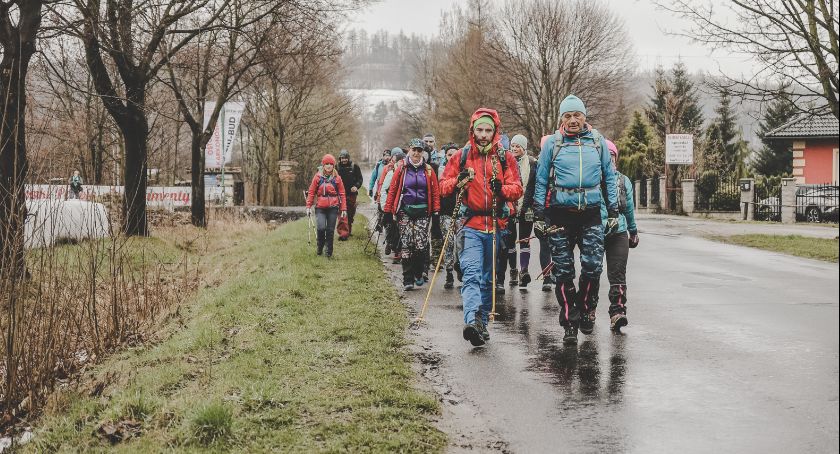 Podgórzyn : Miłośnicy Nordic Walking ruszyli w 50 kilometrową trasę