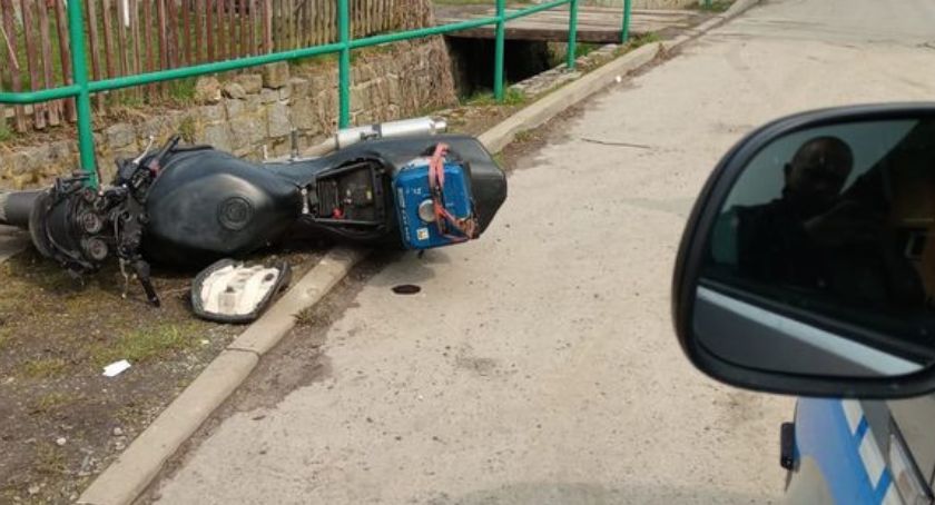 Motocyklista wstępnie odpowie za niezatrzymanie się do kontroli drogowej i brak uprawnień.