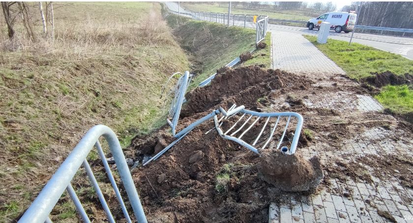 Jelenia Góra - ciężarówką przebił bariery i wpadł do rowu