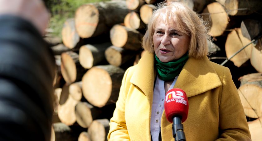 Poseł Zofia Czernow protestuje przeciw wycince drzew