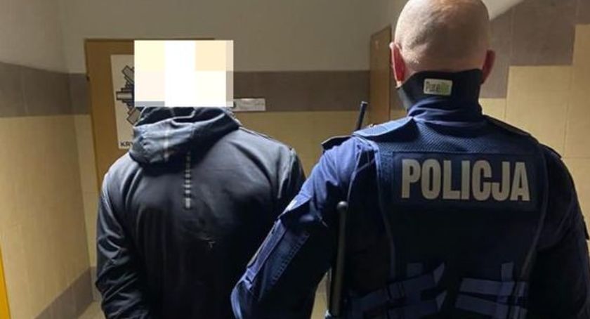 Ratownicy medyczni udzielili mu pomocy, a 30-latek w podziękowaniu wyzywał ich i groził pozbawieniem życia.