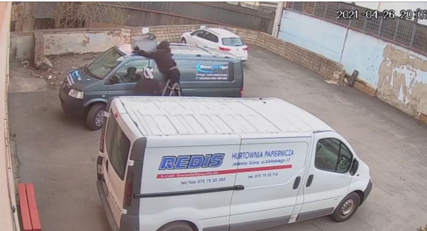 Kradzież przy ul. Kilińskiego w Jeleniej Górze. Wszystko nagrała kamera.