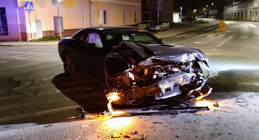 Zderzenie Dodge z Audi w Kowarach