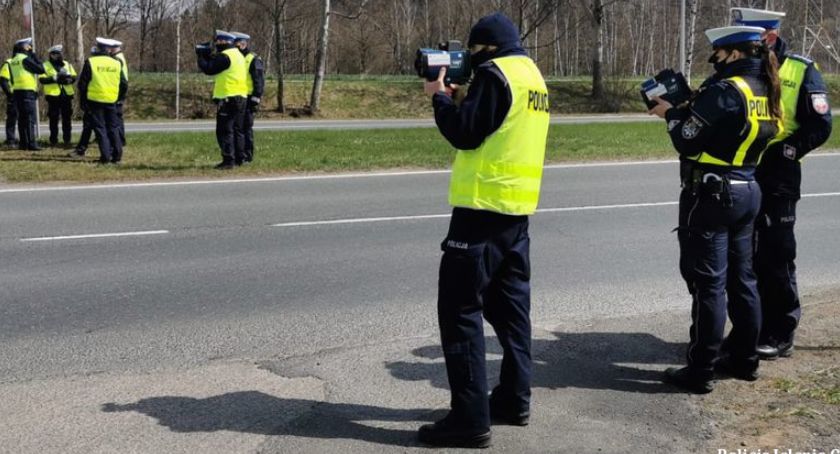 Policjanci ruchu drogowego szkolili się w zakresie ręcznych mierników prędkości.