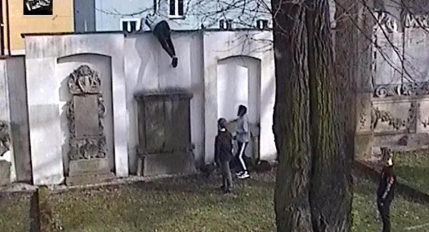 Straż Miejska utemperowała młodych akrobatów