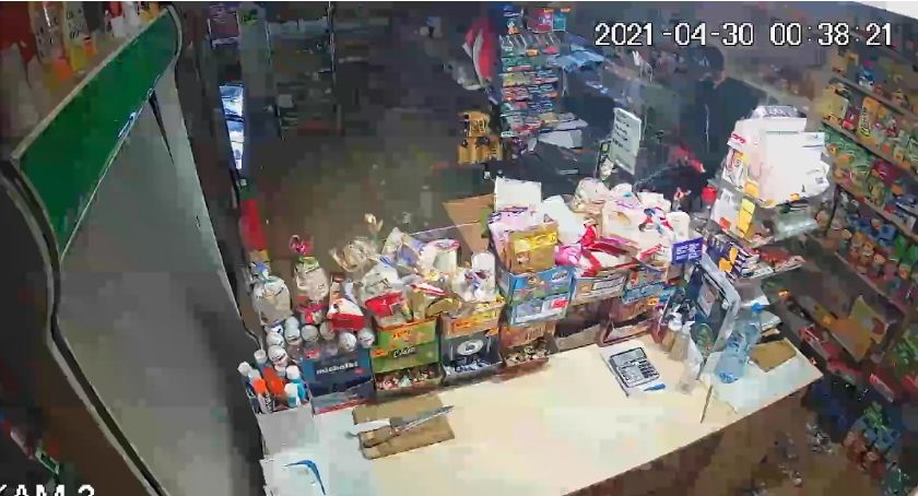 Włamał się do sklepu w Jeleniej Górze i ukradł papierosy. Nagrała go kamera monitoringu.