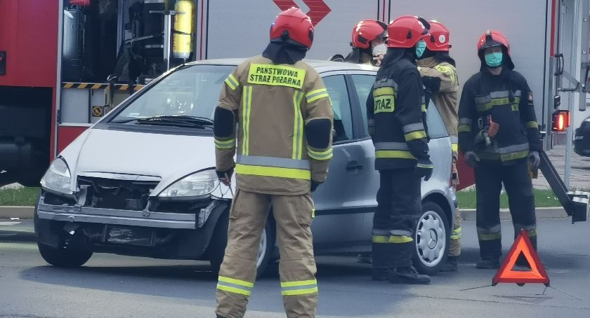 Zderzenie dwóch samochodów pod ZUS-em