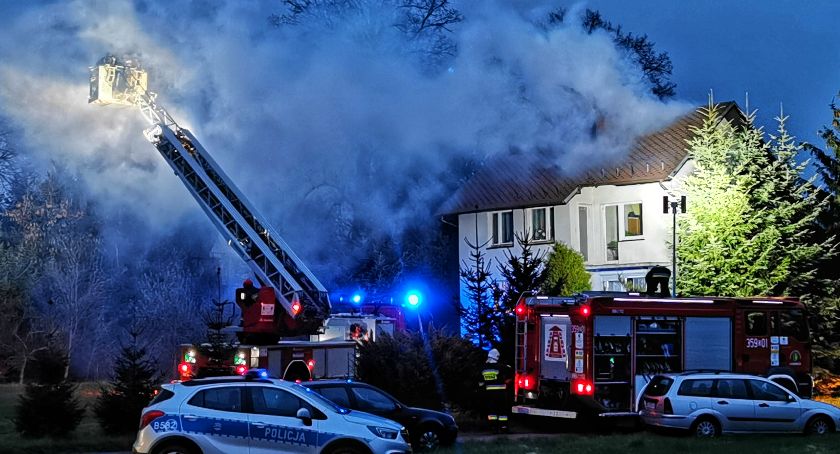 Pożar w Łomnicy. Niewiele brakowało a od pożaru komina spłonąłby dach budynku.