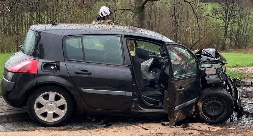 Renault rozbite po uderzeniu w drzewo. Cztery osoby ranne.